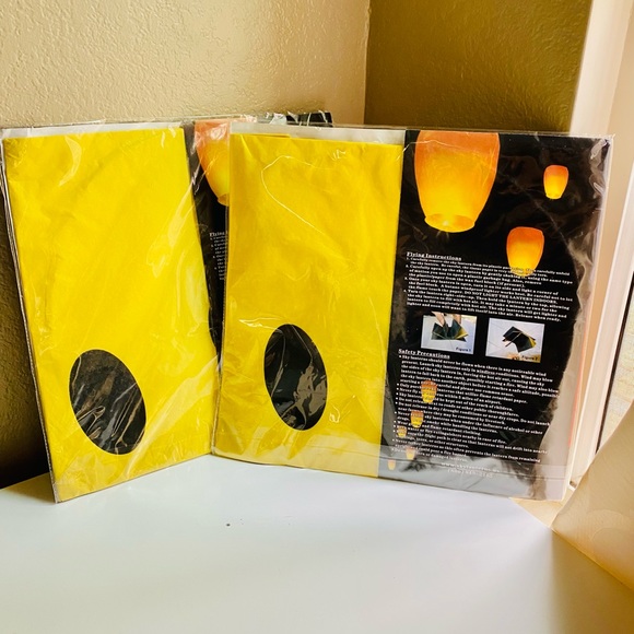 Two (2) sky lanterns - Picture 2 of 3